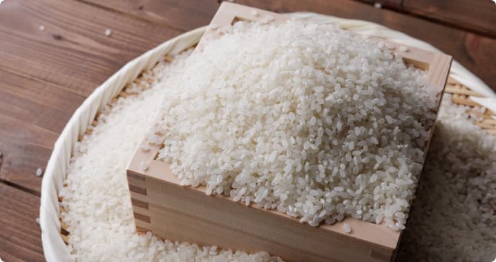 rice in wood tray